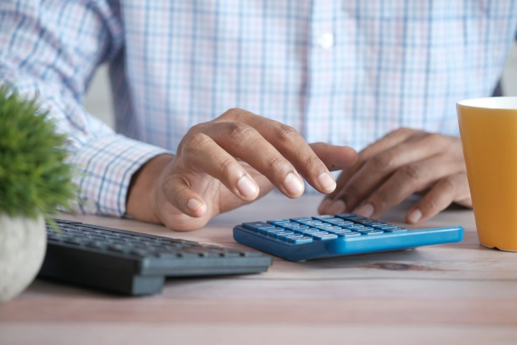 Person, die eine schwarze Computertastatur verwendet